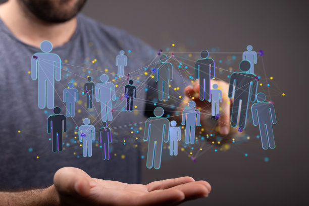 人呈现数字会议团队连接的虚拟投影图片下载