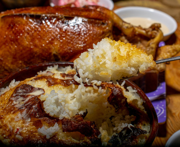 传统的埃及菜(穆阿迈尔或穆阿迈尔米饭)。它是混合或大米，新鲜奶油和牛奶。配炸鸡图片下载