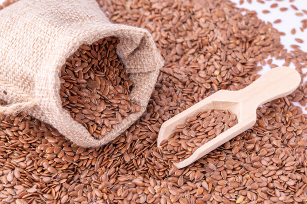 亚麻种子特写，俯视图，亚麻种子在木勺和亚麻袋，天然产品。高质量的照片图片下载