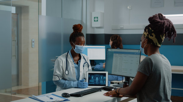 医生手持人体分析片进行体检图片下载