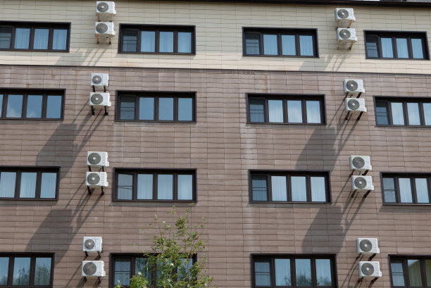 空调压缩机安装在室外墙体图片下载