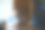 高级男性自由职业者在咖啡馆的笔记本电脑上工作。远程工作的概念。图片下载