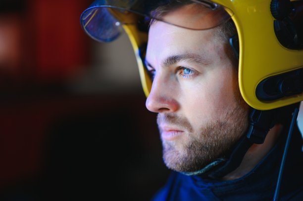 消防员在消防车旁戴防毒面具及头盔的照片图片下载