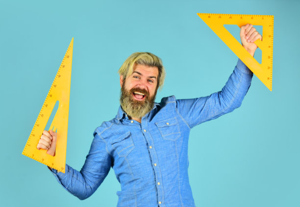 公式。学校教育。家庭学习概念。曼老师使用三角工具。大胡子导师拿着尺子。画和测量。回到学校。最喜欢的学科和学科图片下载