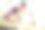 可爱的孩子用放大镜探索户外自然的图像。可爱的小女孩拿着放大镜在森林里玩。阳光明媚的一天，好奇的孩子在公园里通过放大镜看东西。图片下载