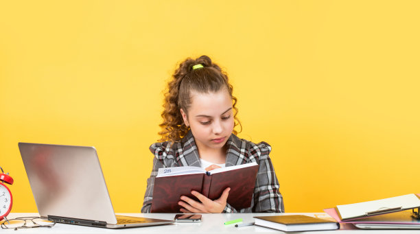 日记里的童年回忆。是时候学习了。小女孩在办公室。小商人。快乐的童年。穿着夹克的卷发小孩。在笔记本电脑上工作。女学生有网上作业。回到学校图片下载