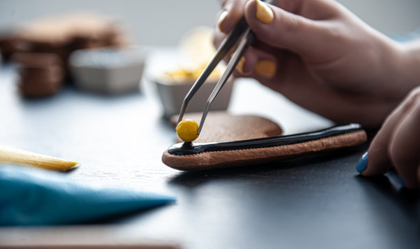 手工制作姜饼的过程，装饰和设计。图片下载