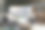 一个严重损坏的沙发在户外横向构成图片下载
