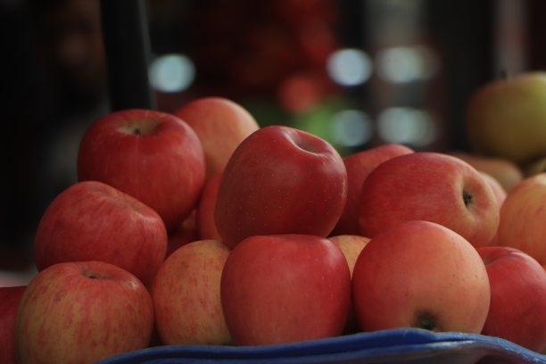 新鲜苹果在市场特写背景图片下载