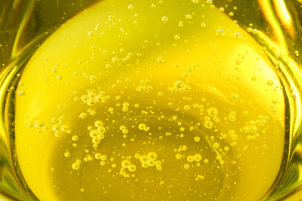 橄榄油在玻璃碗里。良好的脂肪。准备好烹饪的想法。卫生保健。图片下载
