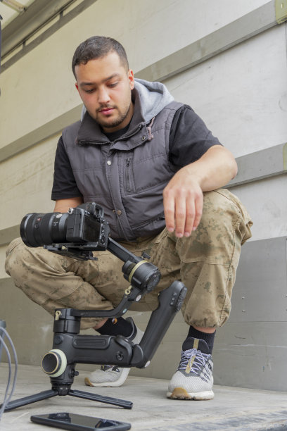 摄影师在准备摄像机图片下载