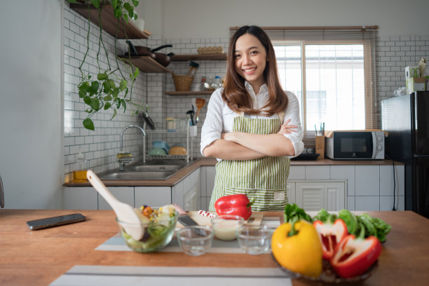亚洲妇女在家里的厨房准备沙拉图片下载