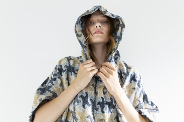 白色背景上有雀斑的女孩，穿着卫衣和有图案的秋季开衫。图片下载