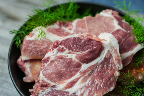 近距离照片的切肉与莳萝蔬菜在牛排锅。从上面看。图片下载