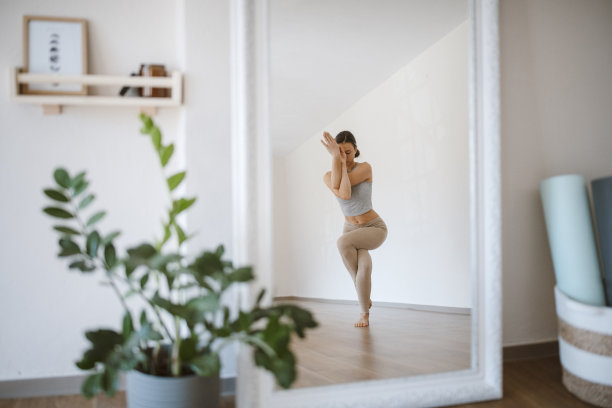 普拉提课前做伸展运动。图片下载