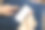 特写图片，女性在客厅里使用智能手机。图片下载