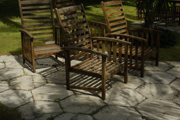 酒店庭院小路上的空木椅的特写照片。图片下载
