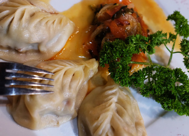 饺子，Manti中亚的传统肉类菜肴图片下载