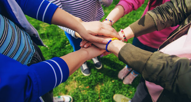 人们把手合在一起。有选择性的重点。图片下载