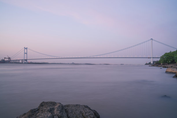 在中国江阴，现代城市建筑的天际线和长江的风景图片下载