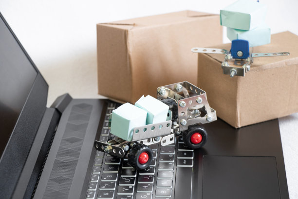 运输、配送与物流概念：笔记本电脑上的卡车、飞机与纸箱图片下载