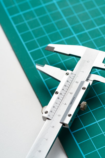 白色背景上的金属游标卡尺图片下载