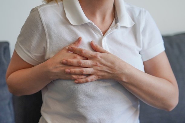 年轻女子突发心脏病图片下载