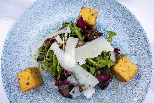 烤瘦牛排配上新鲜蔬菜和帕玛森芝士片图片下载