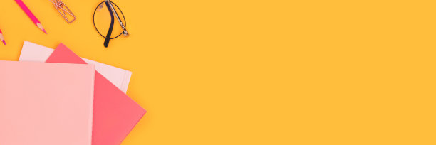 带有粉红色学习用品的横幅。图片下载