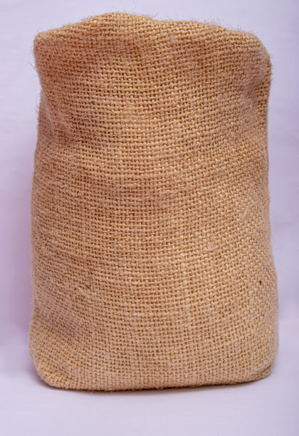 白色背景上的粗麻布袋图片下载