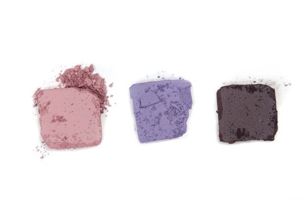 白色背景的化妆品颜料破损照片图片下载