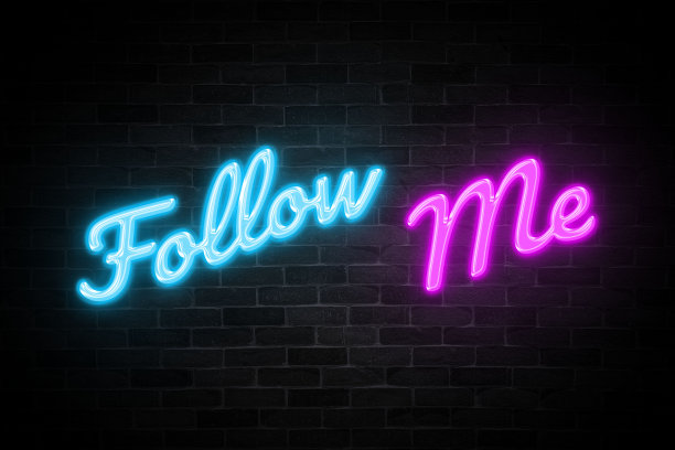 跟着我在砖墙背景上书写霓虹灯横幅。图片下载