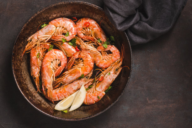 虾仁煮香顶视图拷贝空间暗背景。图片下载