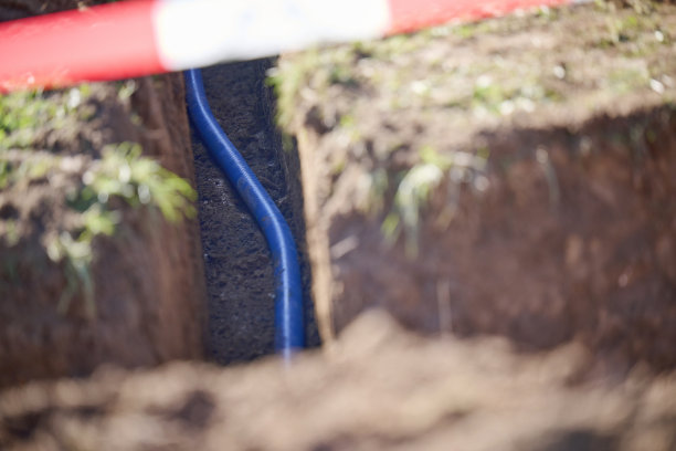 建筑工地，地下有新的水管。图片下载