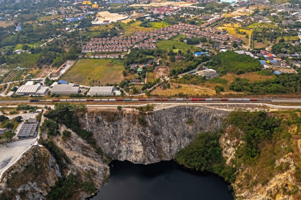 货运列车定期往返于农村路线。图片下载