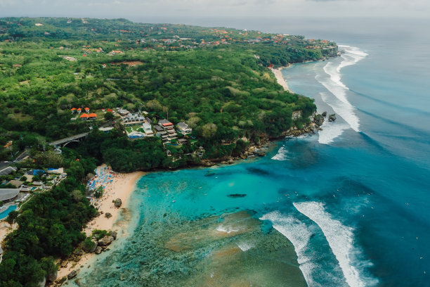 巴厘岛巴东巴东海滩上的蓝色海洋与海浪和风景优美的海岸线鸟瞰图图片下载