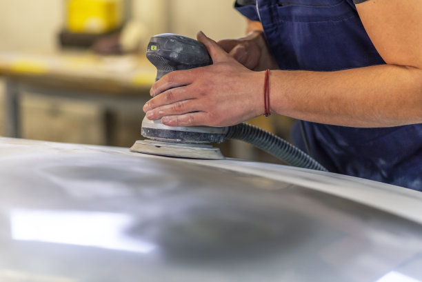 在汽车店工作的保加利亚机械师。图片下载