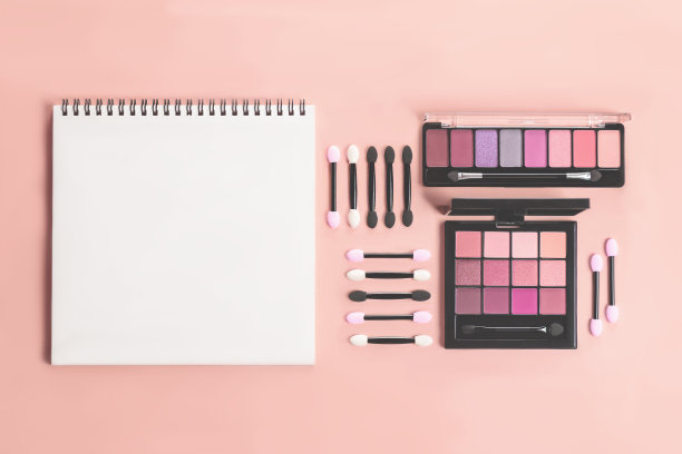 托盘阴影和应用程序与记事本上的红色背景。图片下载