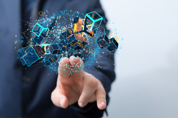 浅聚焦一个人手指向抽象的图标，数据安全和互联网概念图片下载