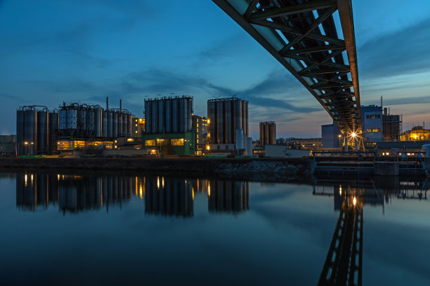 夜晚的化学工业图片下载