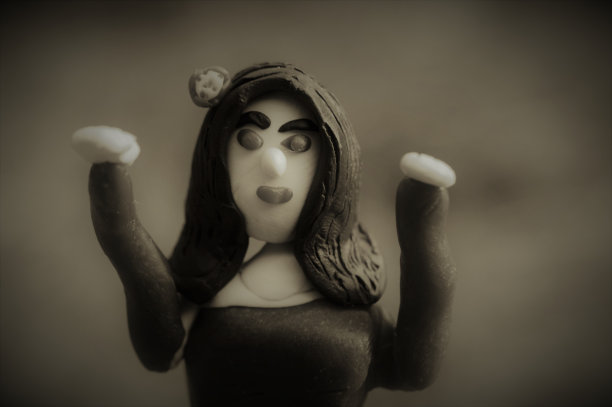 黑色背景上的女巫雕像。黑白照片。图片下载