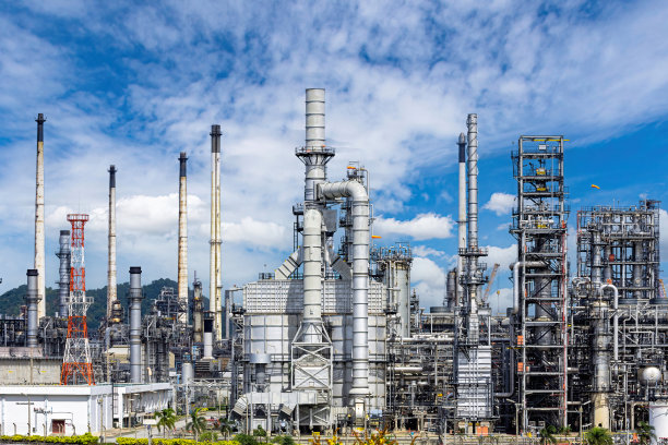 炼油厂储油罐蓝天。图片下载