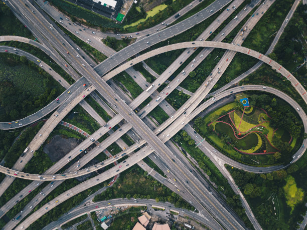 鸟瞰城市交通枢纽道路与车辆交叉道路的快速路图片下载