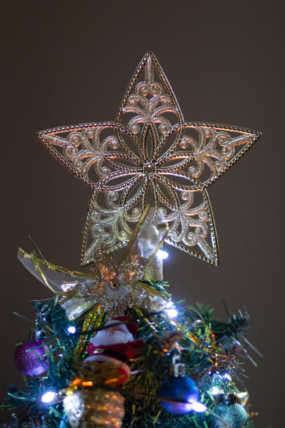 圣诞树顶上的圣诞星图片下载