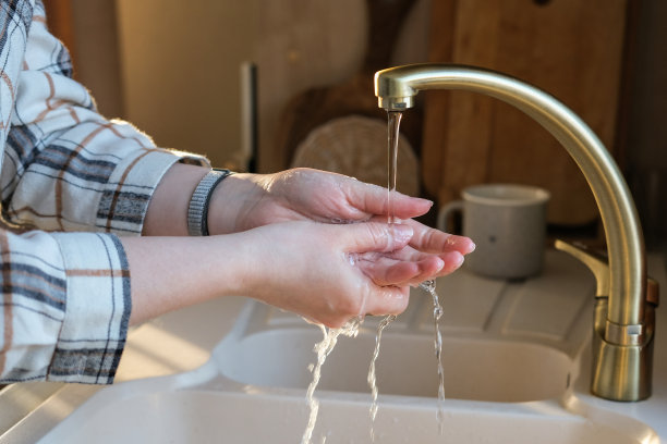 一位女士在晚饭前在厨房洗手。个人卫生。洗手图片下载