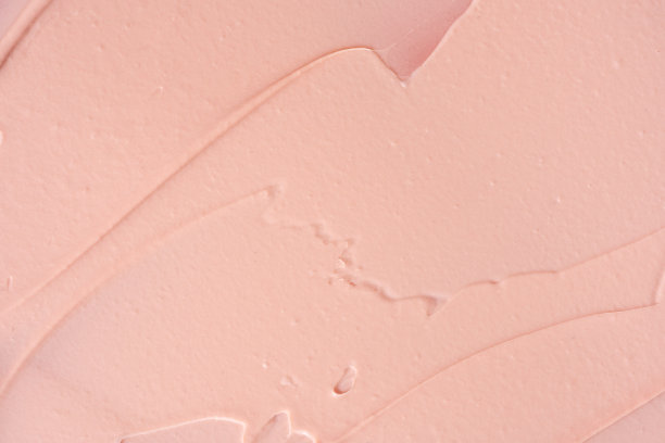 粉红色化妆品粘土模糊的背景。粉红色涂抹纹理背景。图片下载