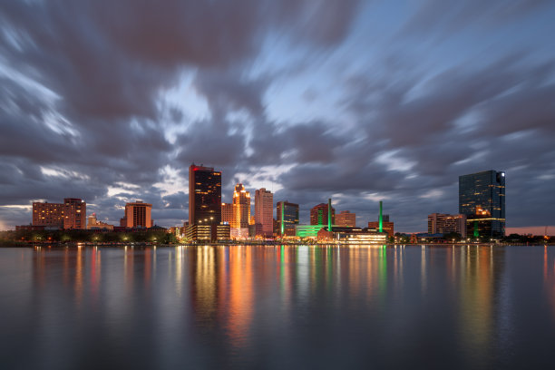 托莱多，俄亥俄州，美国，莫米河上的天际线图片下载