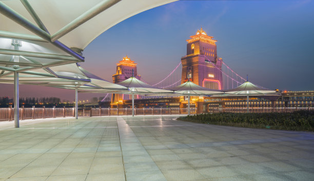 中国浙江省杭州市，古建筑的天际线和宽阔的公园广场图片下载