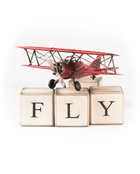 积木上的玩具红色飞机在白色背景上拼成孤立的飞行图片下载