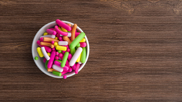 木板上彩色白瓷碗的三维渲染图片下载